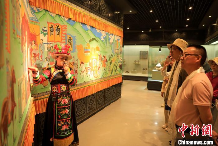 圖為媒體記者了解土族文化?！⊙Φ?攝