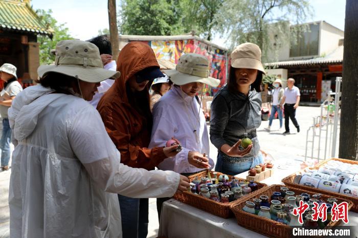 圖為民眾挑選手工藝產(chǎn)品。　薛蒂 攝