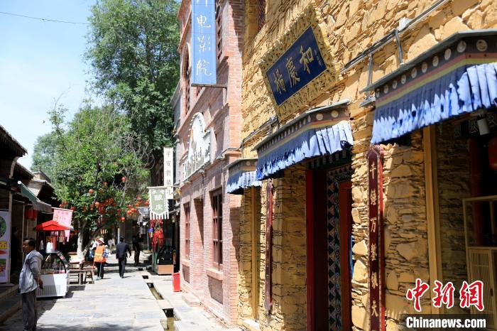 圖為平安驛·河湟民俗文化體驗(yàn)地的門店?！⊙Φ?攝