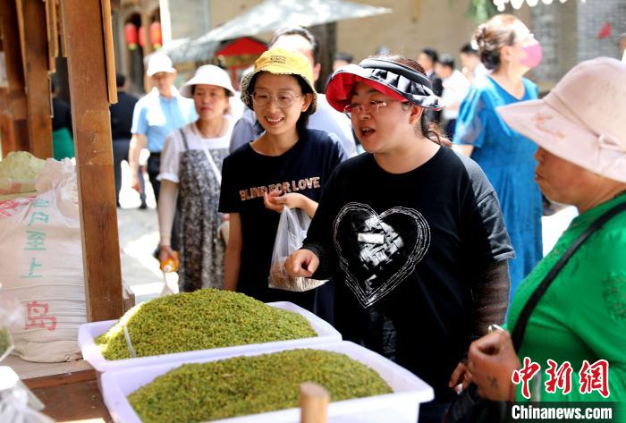 圖為民眾購(gòu)買青海特色小吃?！⊙Φ?攝