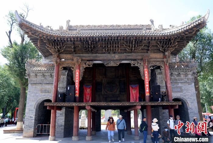 圖為平安驛·河湟民俗文化體驗(yàn)地的戲樓?！⊙Φ?攝