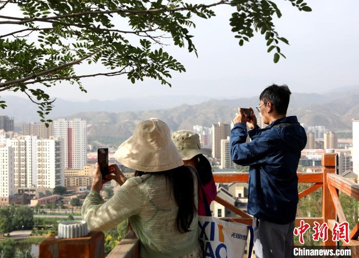 圖為媒體記者登頂朝陽山?！⊙Φ?攝