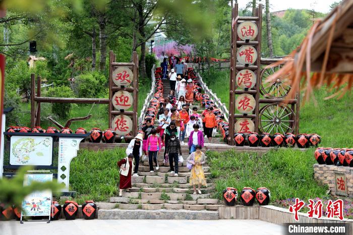 圖為油嘴灣生態(tài)文化景區(qū)的游客?！⊙Φ?攝