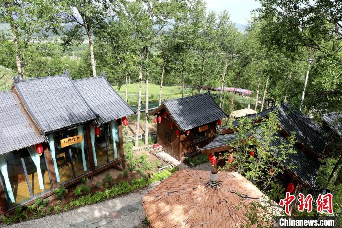 圖為景區(qū)內依山而建的民宿?！⊙Φ?攝