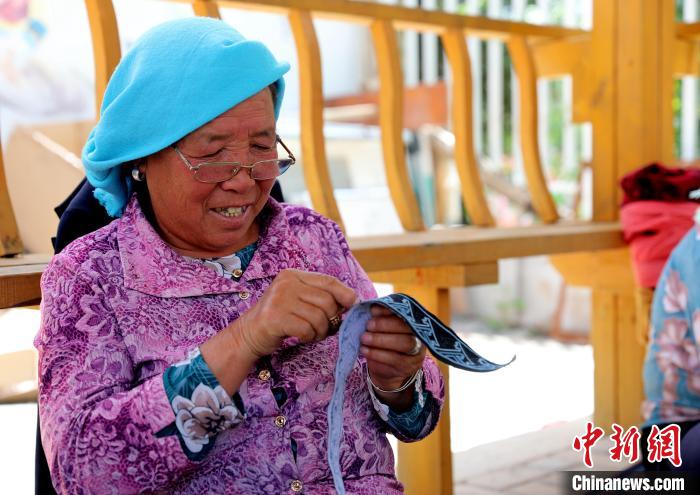 圖為繡娘在土族盤繡園內制作盤繡?！⊙Φ?攝