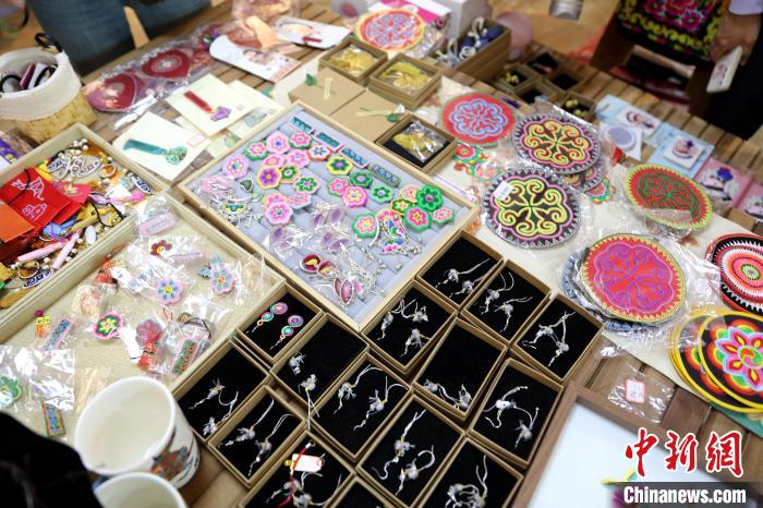 圖為盤繡作品?！⊙Φ?攝