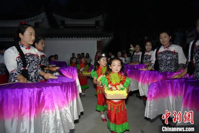 甘肅省西和縣姜席鎮(zhèn)晚霞湖畔，當?shù)孛耖g舉行盛大的乞巧儀式。魏朵朵 攝