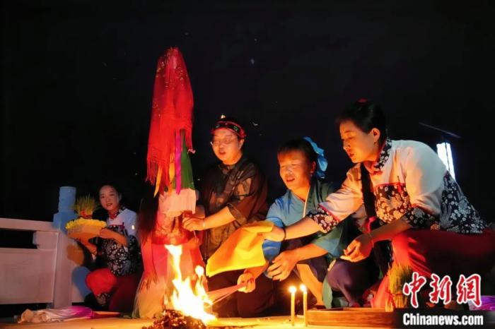 持續(xù)七天八夜的乞巧節(jié)正在西漢水上游的甘肅省西和縣進行。西和縣姜席鎮(zhèn)晚霞湖畔，民眾“巧頭”點蠟、炷香、焚裱紙、跪拜，準備將“巧娘娘”請進院。魏朵朵 攝