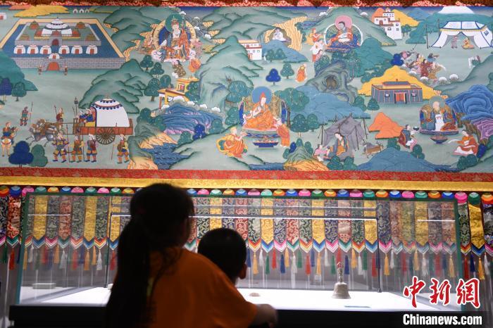 8月20日，兩名小觀眾參觀大型歷史題材卷軸唐卡“涼州會(huì)盟”?！〈魑牟?攝