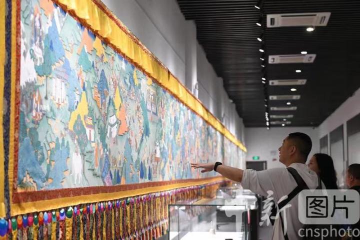 圖為觀眾參觀唐卡《涼州會盟》。 中新社記者 戴文昌 攝