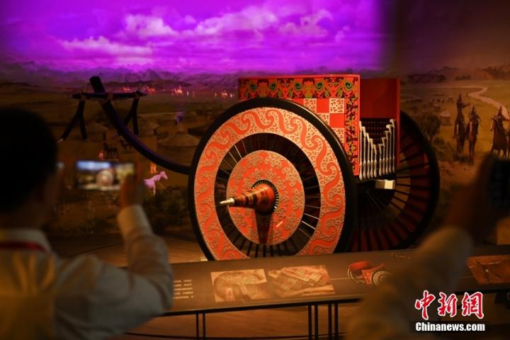 8月16日，甘肅省天水市張家川回族自治縣馬家塬車輿博物館內(nèi)，游客拍攝等比例的戰(zhàn)國西戎車輿復(fù)制品。