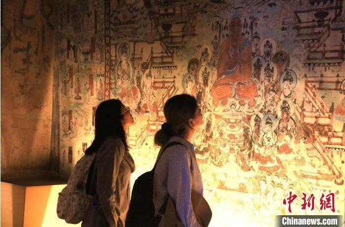 2023年8月27日，游客在甘肅省敦煌市博物館參觀文物展。張曉亮 攝(資料圖)