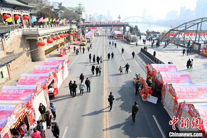 1月30日，蘭州黃河畔的年貨集市吸引顧客選購年貨。九美旦增 攝</p><p>