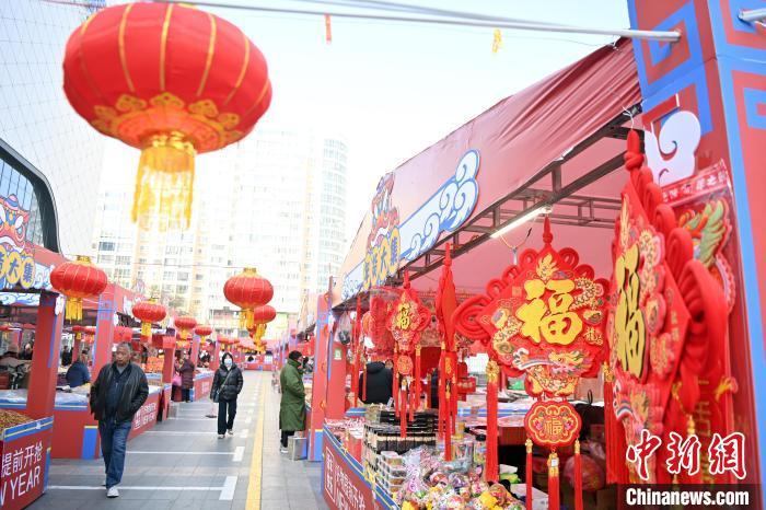 1月30日，蘭州街頭琳瑯滿目的年貨吸引顧客選購。九美旦增 攝</p><p>