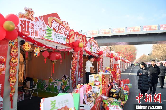 1月30日，蘭州黃河畔的年貨集市吸引顧客選購年貨。九美旦增 攝</p><p>