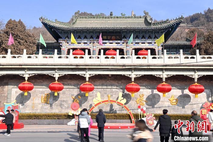 1月30日，裝扮一新的蘭州白塔山公園節(jié)日氛圍濃厚。九美旦增 攝</p><p>