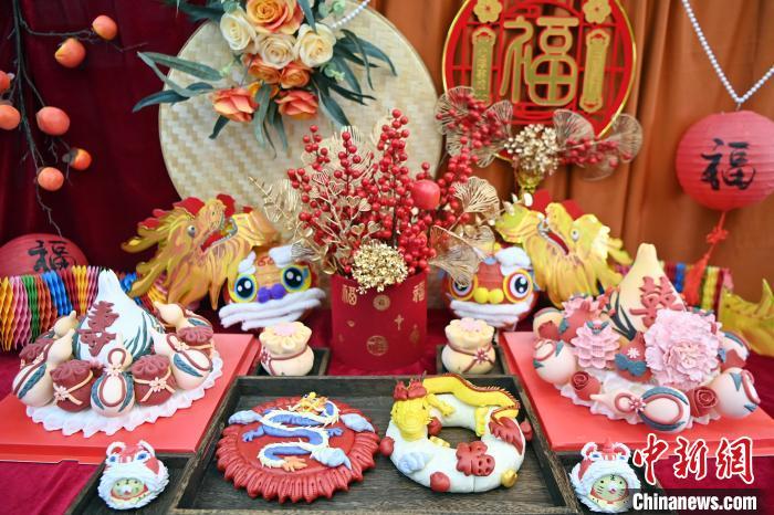 1月25日，春節(jié)臨近，蘭州一花饃店“龍”元素花饃熱銷。圖為展出的“龍”元素花饃。九美旦增 攝