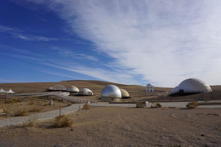 2023年11月28日拍攝的甘肅省武威市民勤縣“摘星小鎮(zhèn)”一角。新華社記者 賈釗 攝