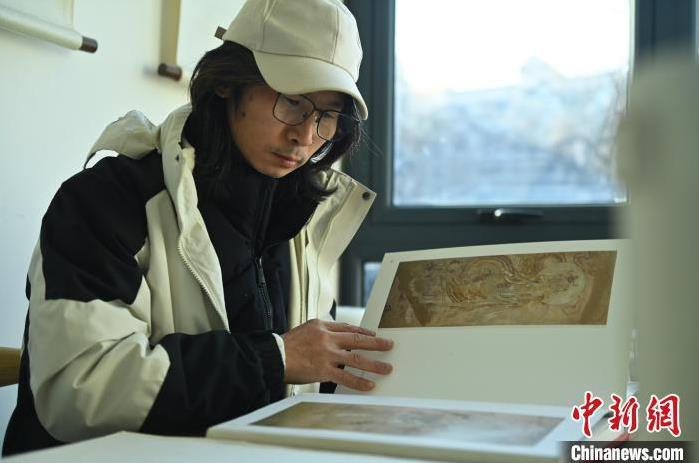 圖為季茂杰研究敦煌文化相關(guān)書籍。李亞龍 攝</p>
<p>