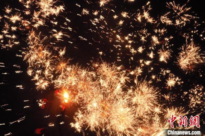 灼熱的鐵水在空中迸散。在空中形成“鐵花火雨”的景象，似天女散花，似群星漫天，如夢如幻，美不勝收。侯奇志 攝</p>
<p>