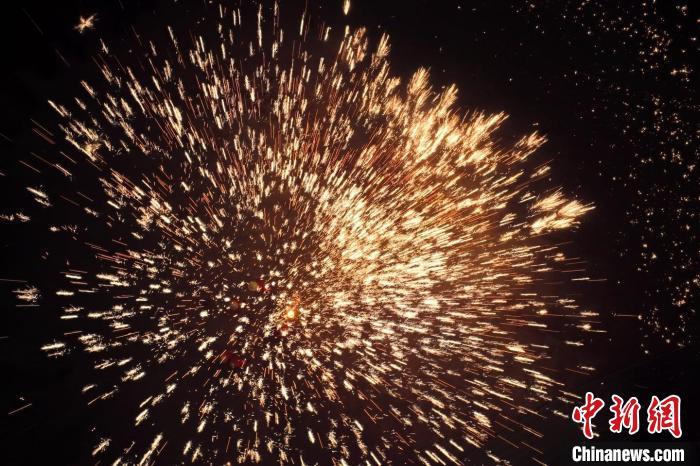 據(jù)悉，“花”與“發(fā)”諧音，取“打花打花，越打越發(fā)”之意?！按蜩F花”不僅蘊(yùn)含著人們祈福納祥的美好愿望，也展現(xiàn)了民間生鐵冶煉傳統(tǒng)技藝的工匠精神。侯奇志 攝