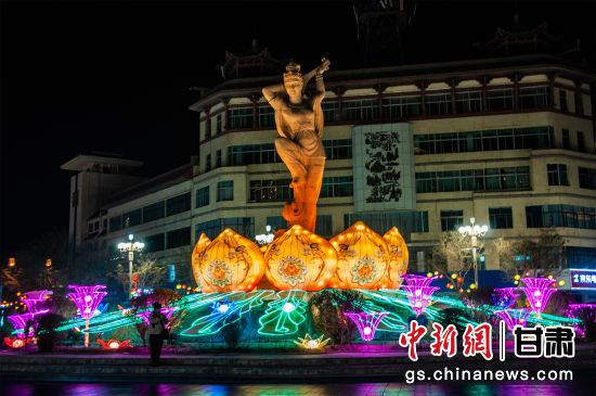 2024年春節(jié)期間，敦煌市中心盤(pán)旋路上的反彈琵琶燈組。王斌銀 攝