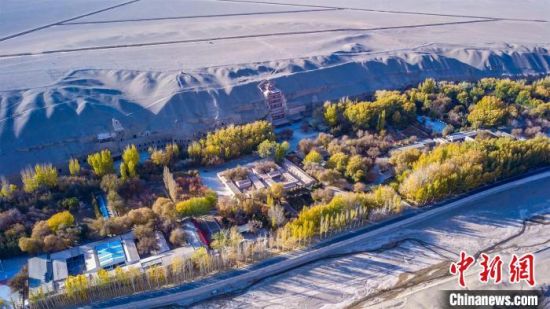 2022年11月，航拍深秋季節(jié)的莫高窟?！　⊥醣筱y 攝