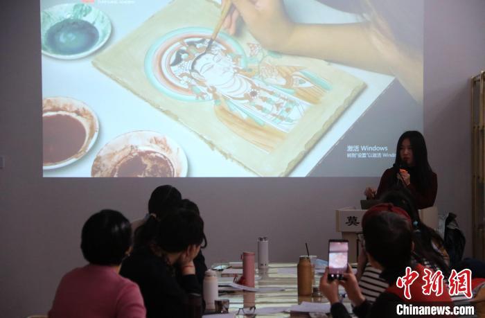 2023年2月，在敦煌研究院莫高學(xué)堂，研學(xué)導(dǎo)師給學(xué)員講授敦煌壁畫(huà)臨摹技法。　　張曉亮 攝