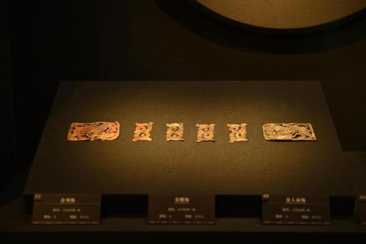 張家川縣馬家塬車輿博物館展陳的馬家塬遺址出土的金項飾、金腰飾、金人畫飾等。李亞龍 攝　　