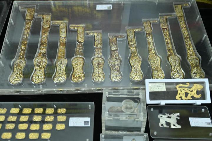 張家川馬家塬出土的金帶飾、大角羊、人形鉛俑及狼形銀車輿飾等文物。