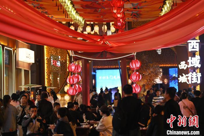 圖為街區(qū)現(xiàn)場游客絡(luò)繹不絕。李亞龍 攝</p>
<p>