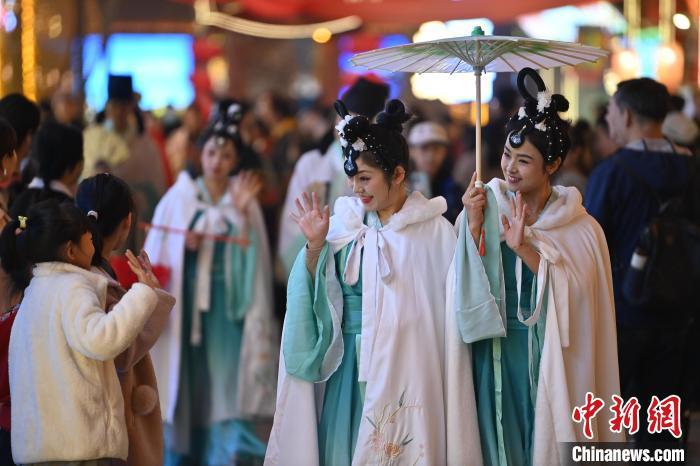 圖為街區(qū)人員著傳統(tǒng)服飾與游人互動。李亞龍 攝</p>
<p>