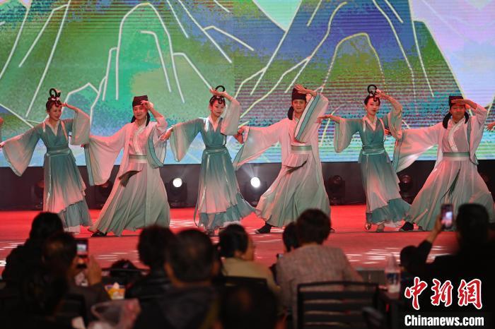 圖為工作人員進(jìn)行舞蹈表演。李亞龍 攝