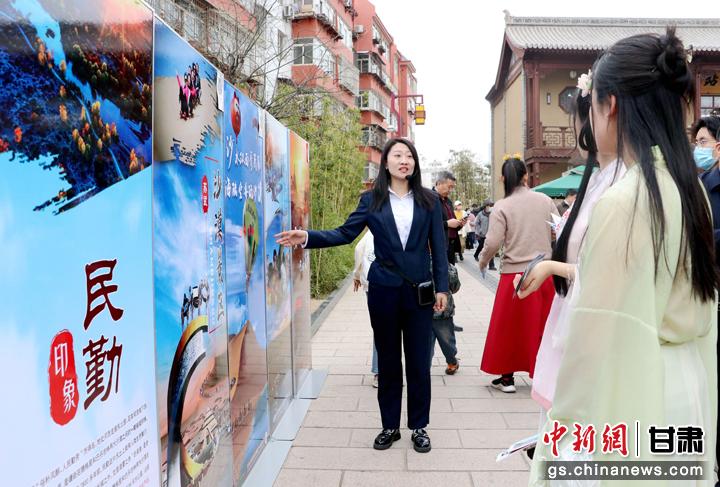 3月下旬，民勤縣在天水啟漢樓廣場舉行推介會，宣傳本地旅游資源和農(nóng)特優(yōu)產(chǎn)品。圖為工作人員向游客介紹民勤自然風光、歷史文化。馬愛彬 攝