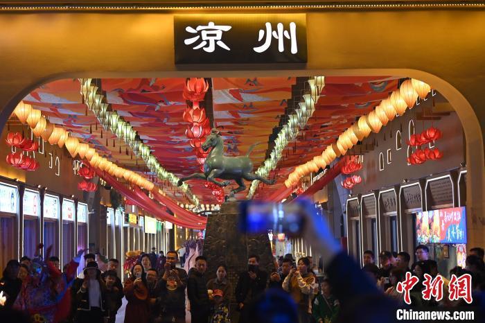 圖為游人拍攝煥然一新亮相的街區(qū)。李亞龍 攝</p><p>