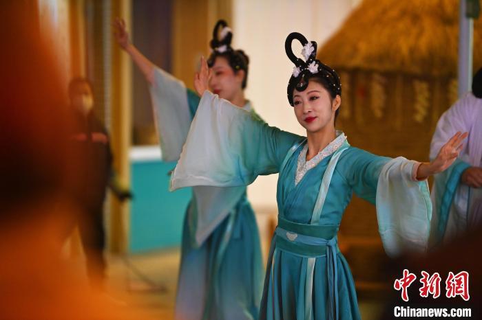 圖為工作人員進行舞蹈表演。李亞龍 攝</p><p>