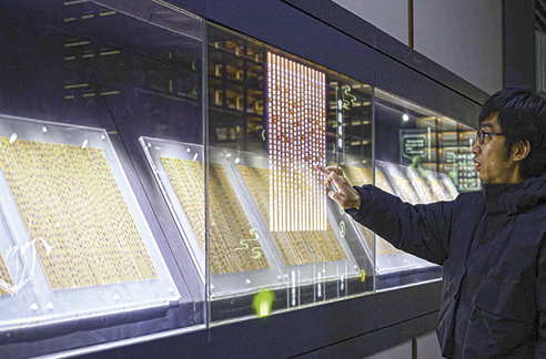 3月6日，工作人員在荊門市博物館新館內楚簡展廳展示使用互動裝置。新華每日電訊記者　胡競文