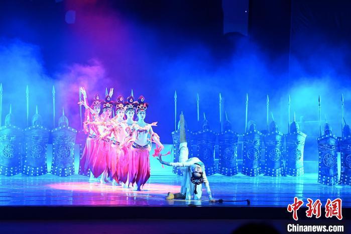 2023年2月18日，蘭州歌舞劇院創(chuàng)排的大型舞劇《大夢(mèng)敦煌》?！　【琶赖┰?攝