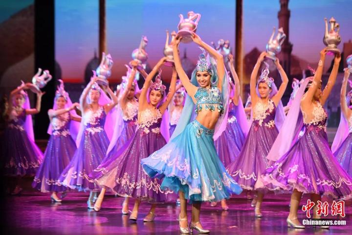 《絲路花雨》外國演員在波斯酒舞中領(lǐng)舞。楊艷敏 攝