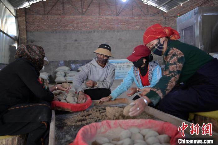 探訪(fǎng)甘肅藏鄉(xiāng)青稞酒古法釀造技藝