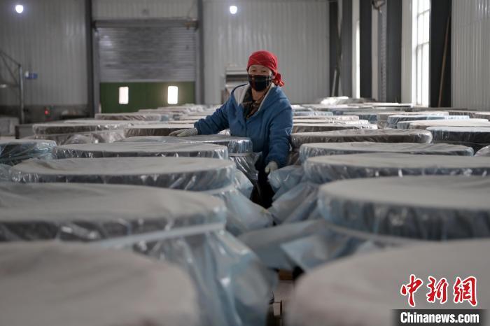 5月10日，工作人員檢查裝有酒糟的壇子。九美旦增　攝