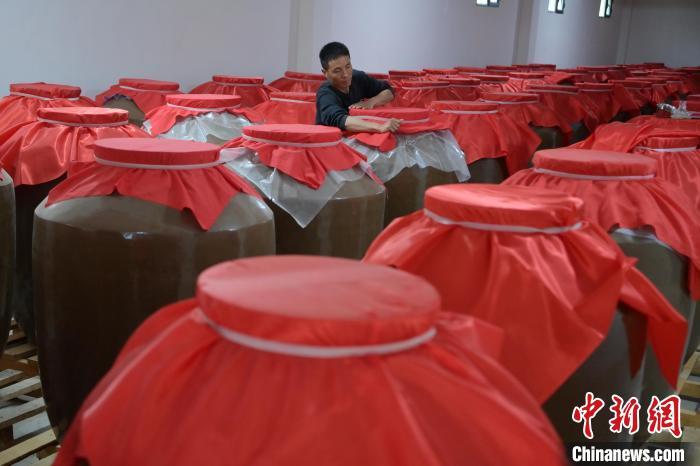 圖為5月10日，工作人員在儲(chǔ)酒庫(kù)檢查酒缸密封性。九美旦增　攝