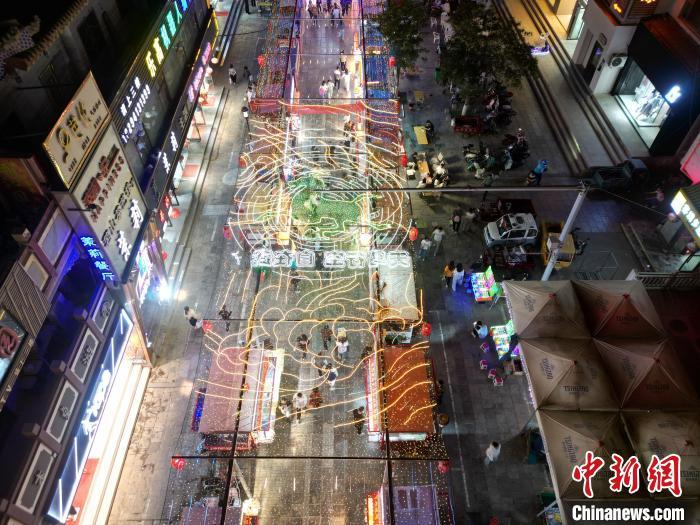 圖為明清街夜市燈光點(diǎn)亮具有武威文化元素的“銅奔馬”彩燈。(無人機(jī)照片) 　戴文昌 攝</p><p>