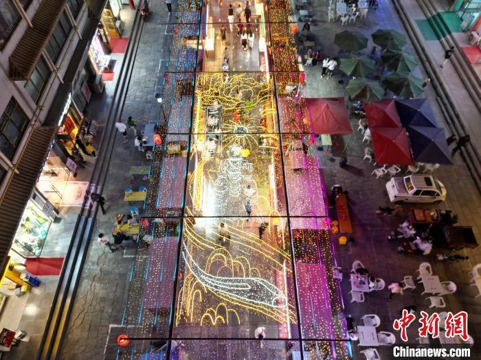 圖為明清街夜市燈光點(diǎn)亮具有武威文化元素的“天梯山石窟”彩燈。(無人機(jī)照片) 　戴文昌 攝</p><p>