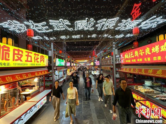 圖為明清街夜市燈光點(diǎn)亮“我在武威很想你”。　戴文昌 攝</p><p>