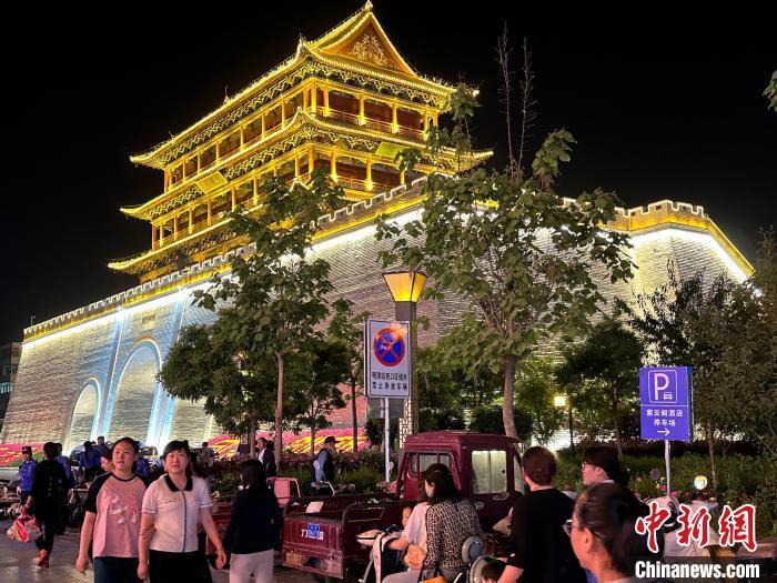 圖為夜幕降臨，涼州古城門燈光亮起?！〈魑牟?攝