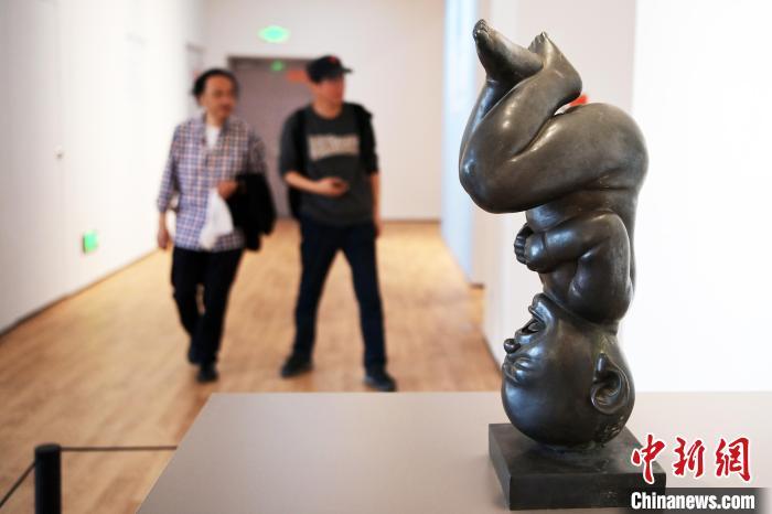 5月21日，觀眾參觀“絲路印跡”雕塑藝術作品展展出的雕塑作品。九美旦增 攝</p>
<p>