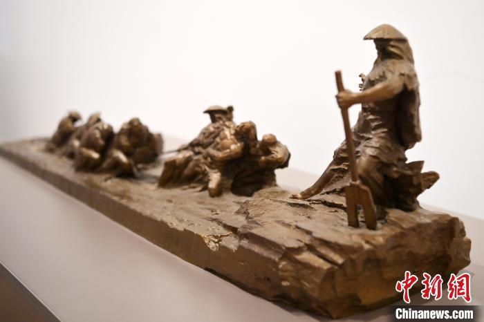 5月21日，在“絲路印跡”雕塑藝術作品展展出的作品《治水為民·禹德九州》。九美旦增 攝</p>
<p>