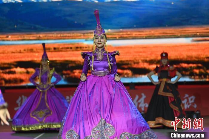 圖為開幕式現(xiàn)場蒙古族服飾秀。李亞龍 攝</p>
<p>