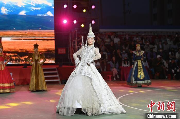 圖為開幕式現(xiàn)場蒙古族服飾秀。李亞龍 攝</p>
<p>